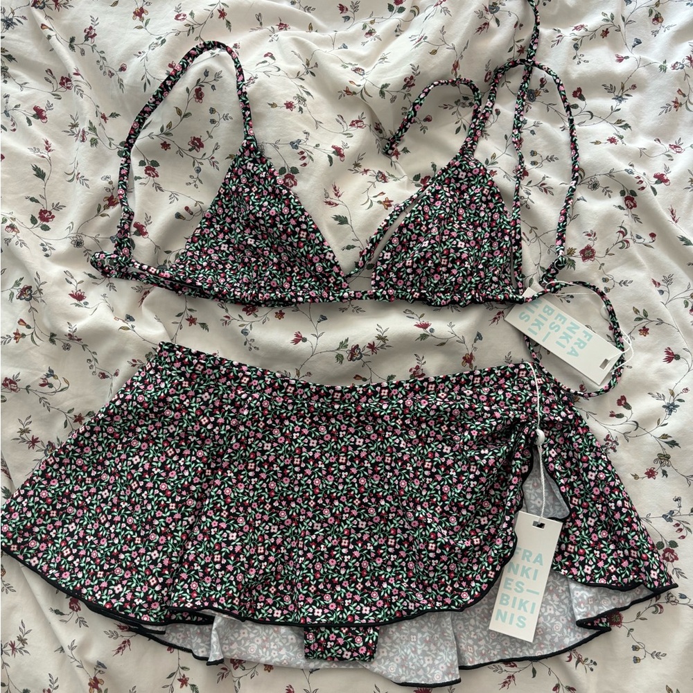 NWT Frankie’s Bikinis Set